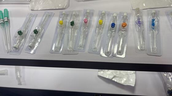 Купить Одноразовая внутривенная канюля с крыльчатым дизайном, размеры 14G-26G и биосовместимый ПВХ для надежной установки онлайн изготовление
